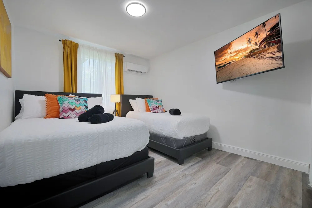 4 to 14 Guests, 2 Kitchens, Jungle Retreat BBQ Patio
