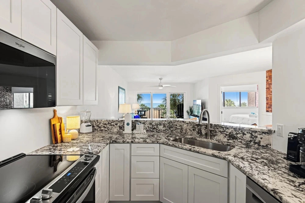 The Summerhouse! Beachfront 2BR Condo, Sleeps 8, Gulf Views