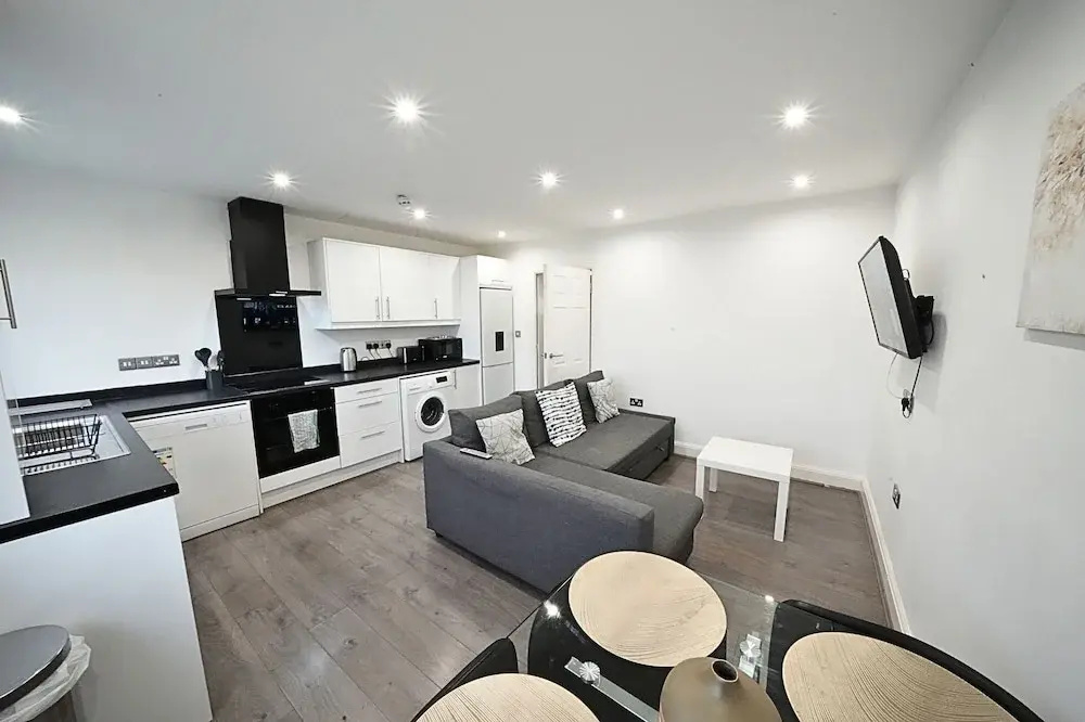 HEATHROW AIRPORT apartments-FREE parking-Free underground to and from Heathrow-30 min central London