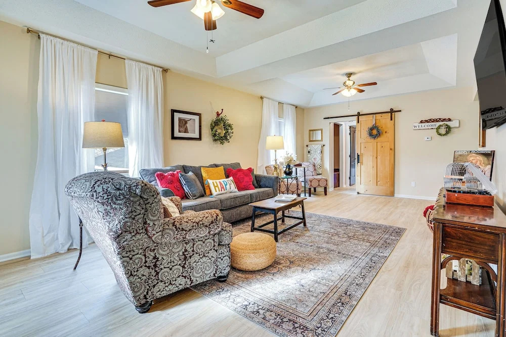 Zanesville Apartment w/ Porch - 3 Mi to Downtown!