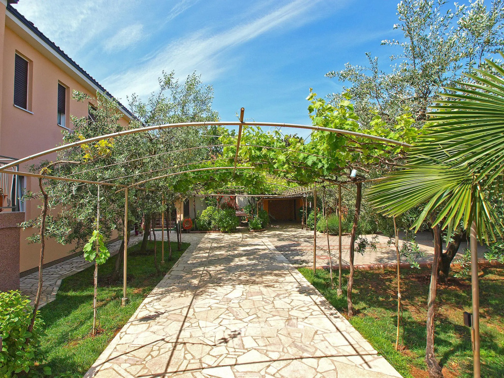 Apartment 875