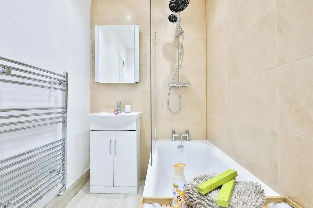 Homely 5 Bed House - 15 Mins to Cardiff City