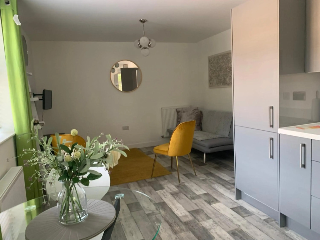 One Bedroom Peterborough Apartment Contractor Locum Staff welcome close to town Center city healthcare Center and train station Parking available on request