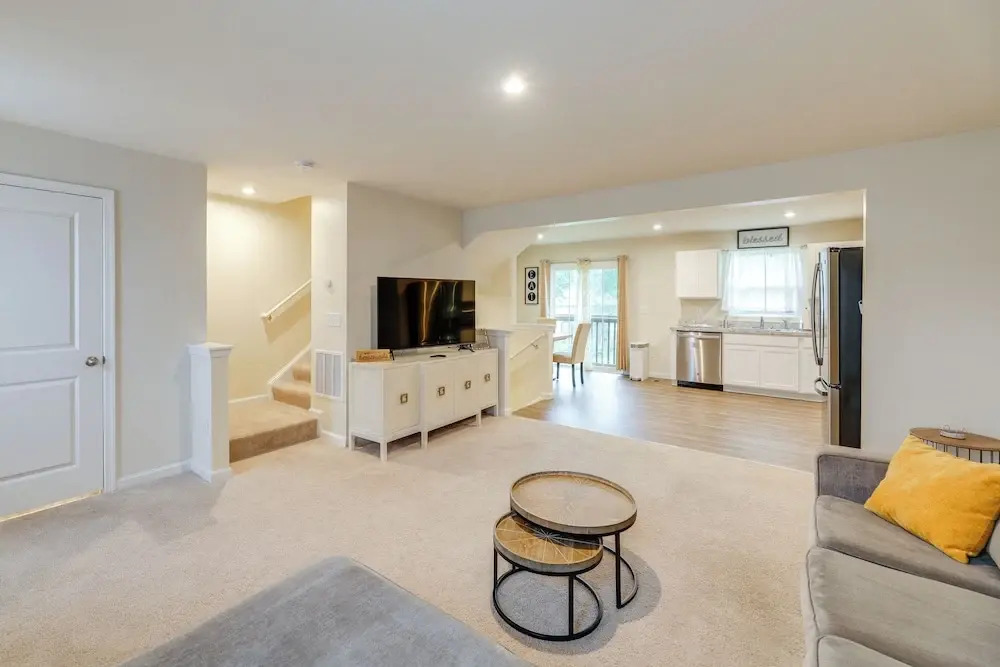 Sunlit Milford Townhome < 2 Mi to Riverwalk!