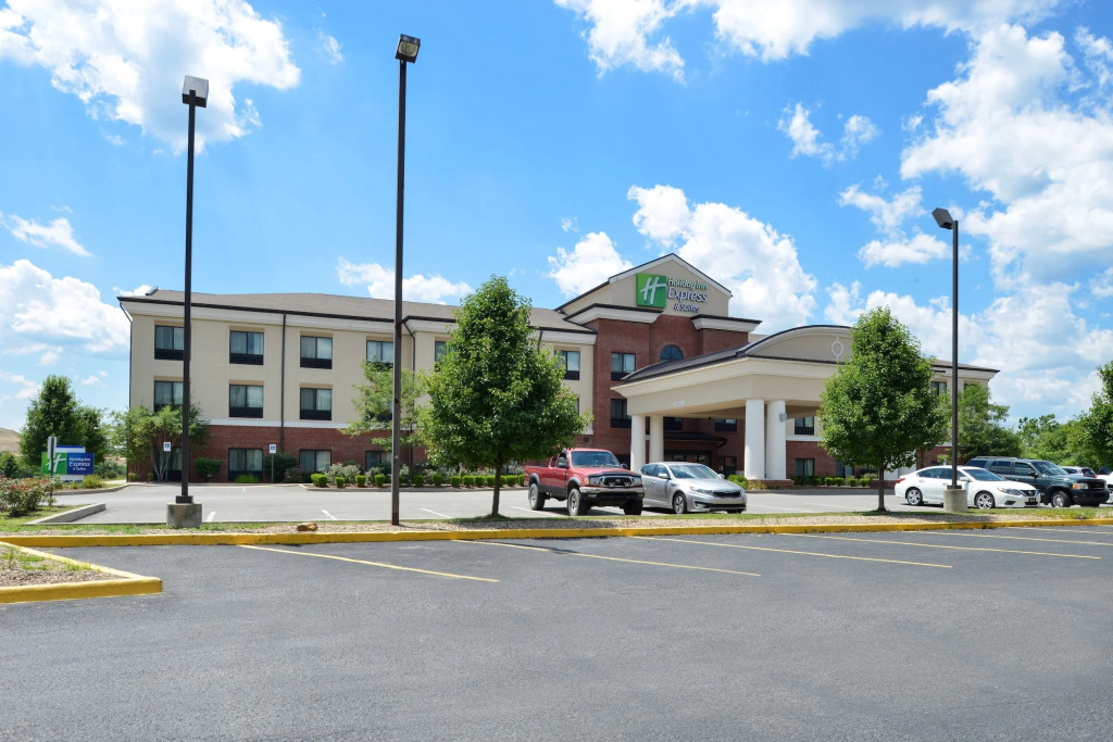 Holiday Inn Express & Suites Fairmont by IHG