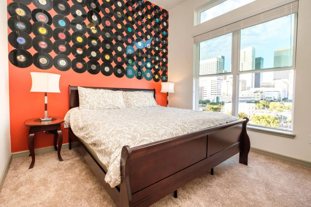 RockNRoll Penthouse Suite l Awesome Apt downtown.