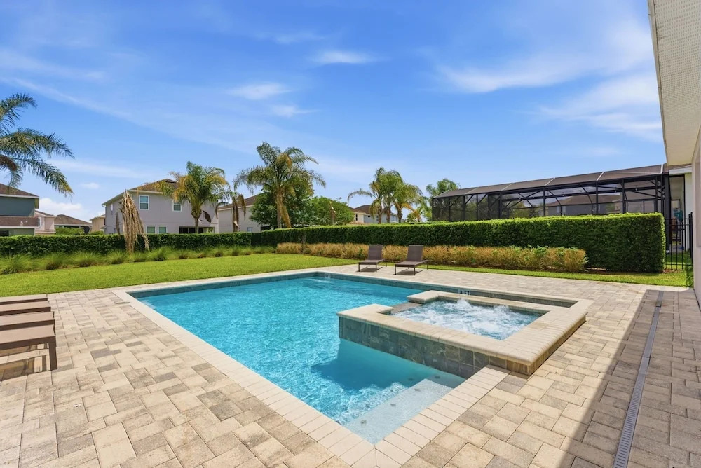Comfort 6BR Getaway, Private Pool, Great Location