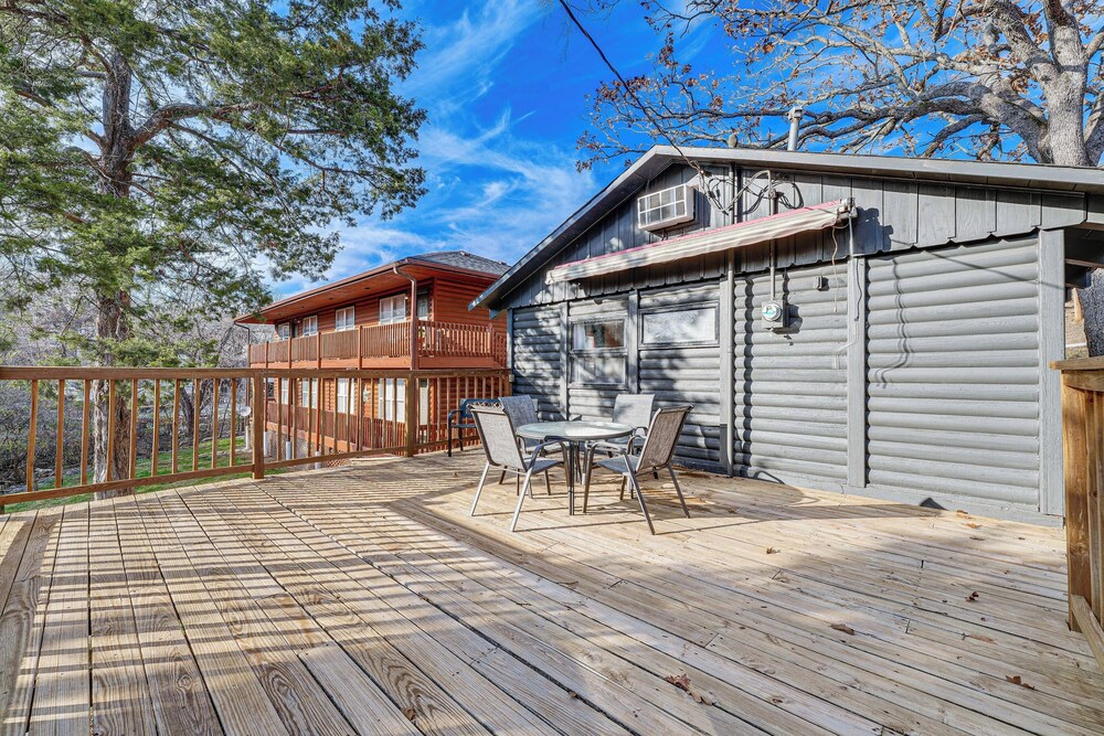 Inviting Cabin ~ 11 Mi to Silverdollar City