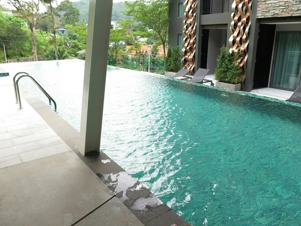 Emerald 215 - Studio With Balcony and Shared Pool