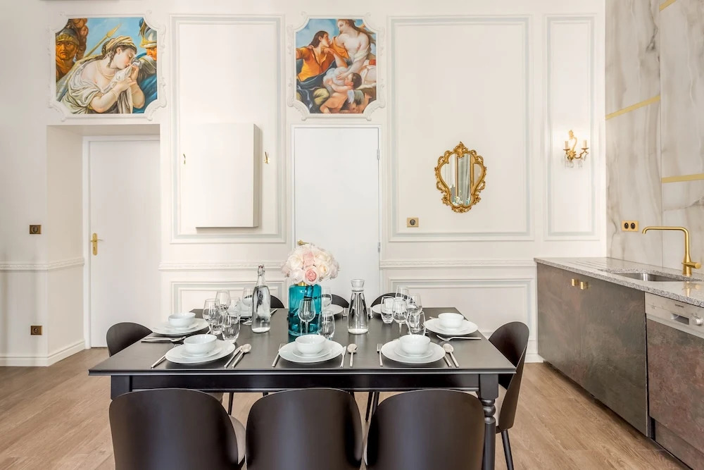 Luxury 3 Bedroom 2 Bathroom Palace Apartment - AC - Louvre