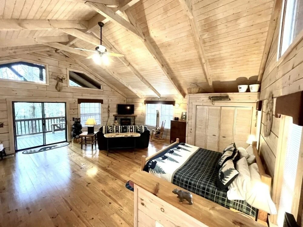 Perfectly private! Hot tub, king sized bed, grill, washer/dryer, and motorcycle friendly! Studio Cabin by RedAwning