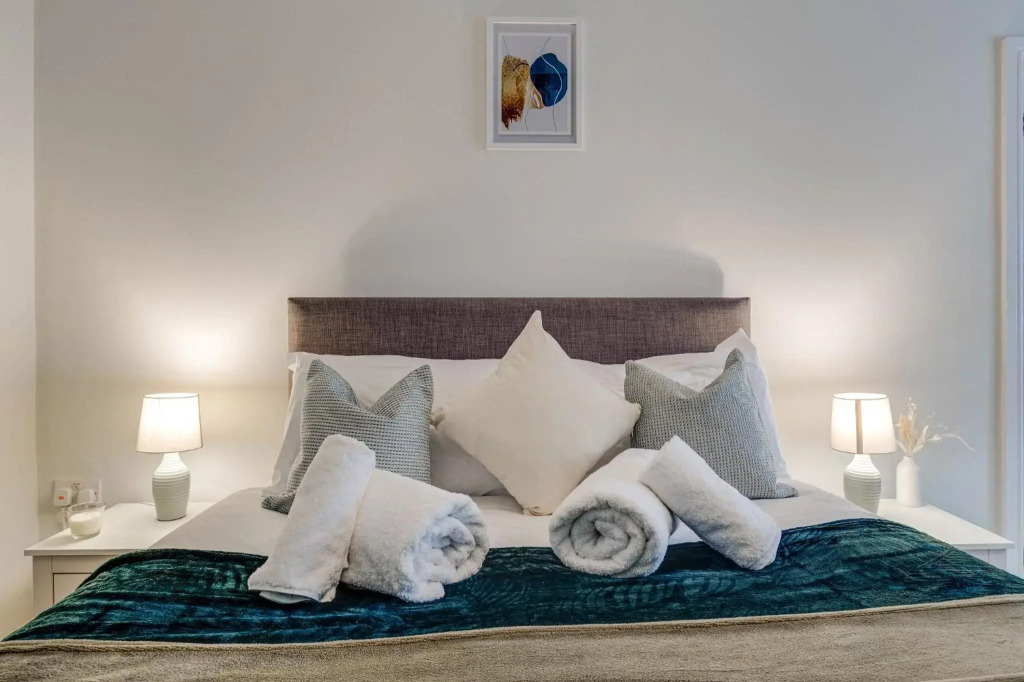 Luxury 2 Bed Garden Apartment With Parking