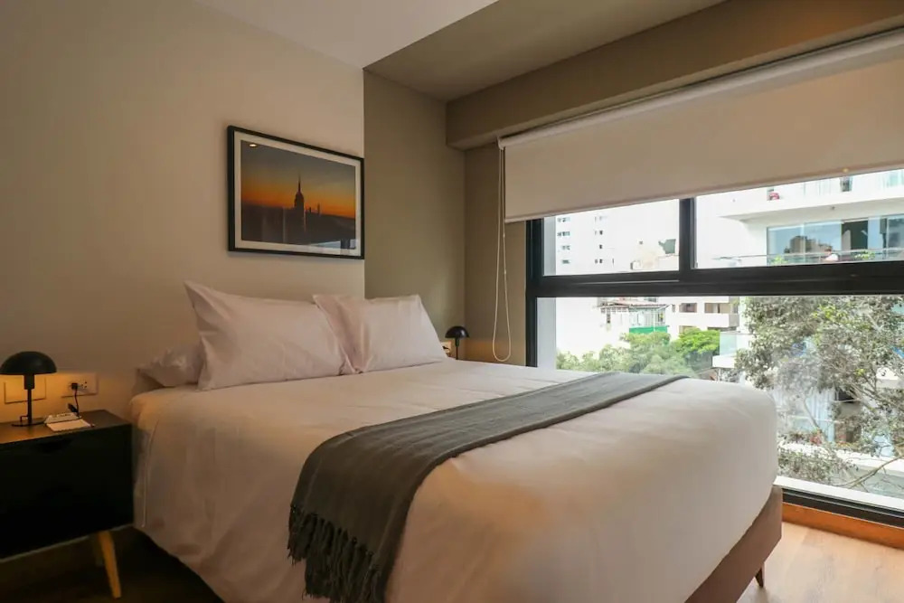 w Engaging 2BR Retreat w Balcony in Miraflores