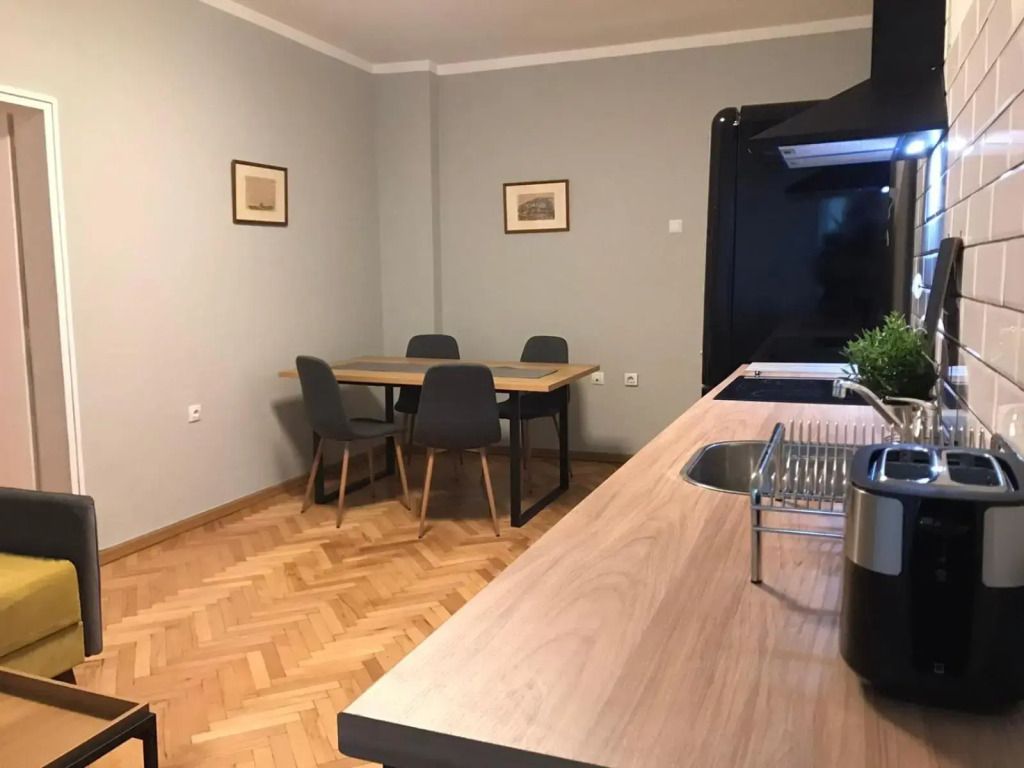 EU metro station, City Center, lovely 3-bedroom apartment, free parking