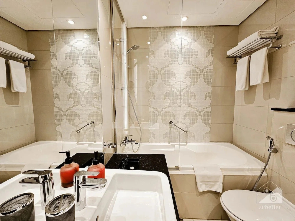 Maison Privee - Sleek and Sunny Apt in Business Bay w/ Canal Views