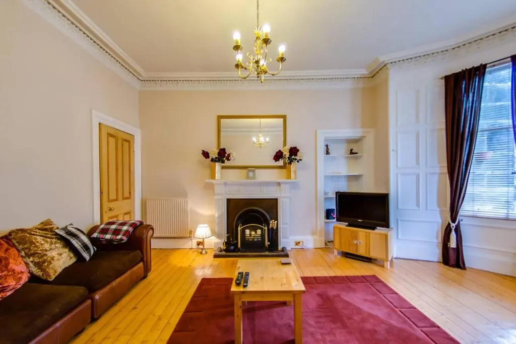 Spacious 3BR Apt moments from the Meadows & Old Town