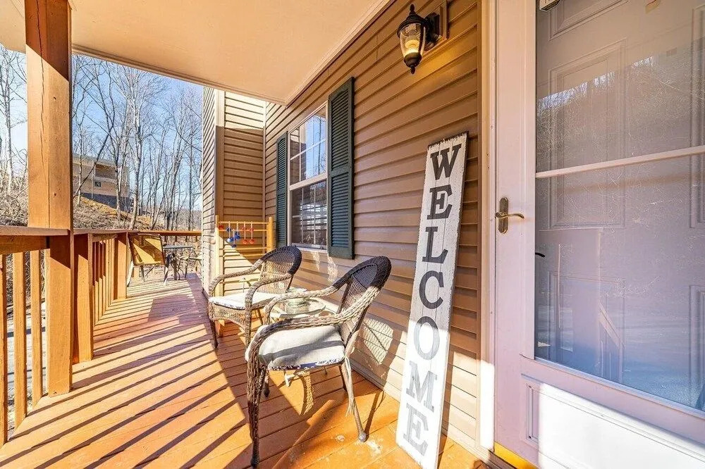 Strollin' Bear 3 Bedroom Home by Redawning