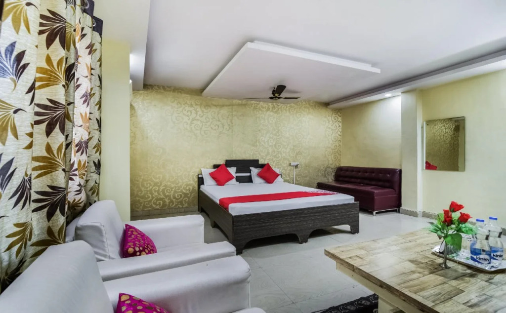 Hotel Holiday Inn By OYO Rooms