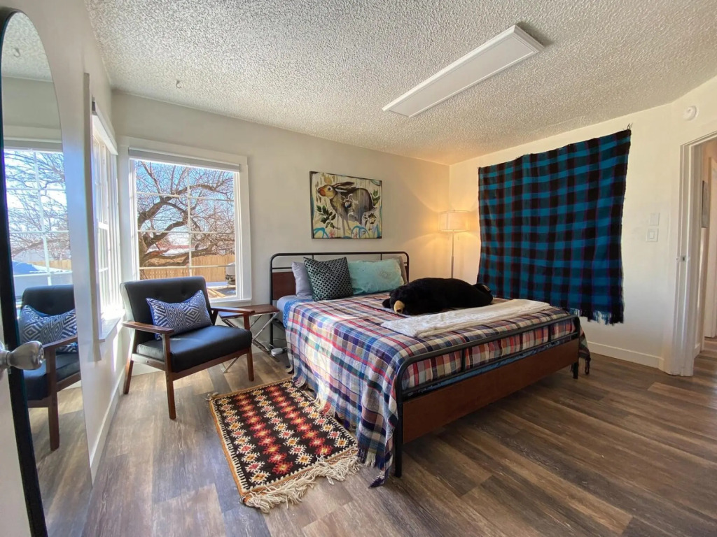 Colorful BIG Bear Home 5br 2ba-Epic Art!