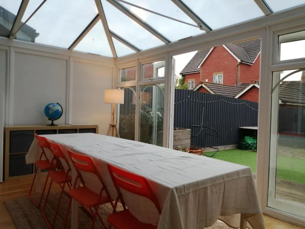 Spacious townhouse with sea views near Cardiff