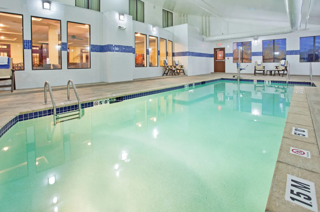 Holiday Inn Express Hotel & Suites St. Charles by IHG