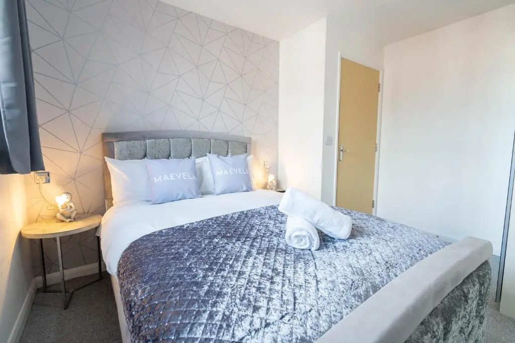 MAEVELA Apartments - Cube View City Centre Apartment - With Balcony View of The Cube - PS4 & Smart TV's
