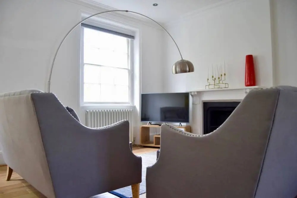 Bright 2 Bedroom Property With Easy Access to the City