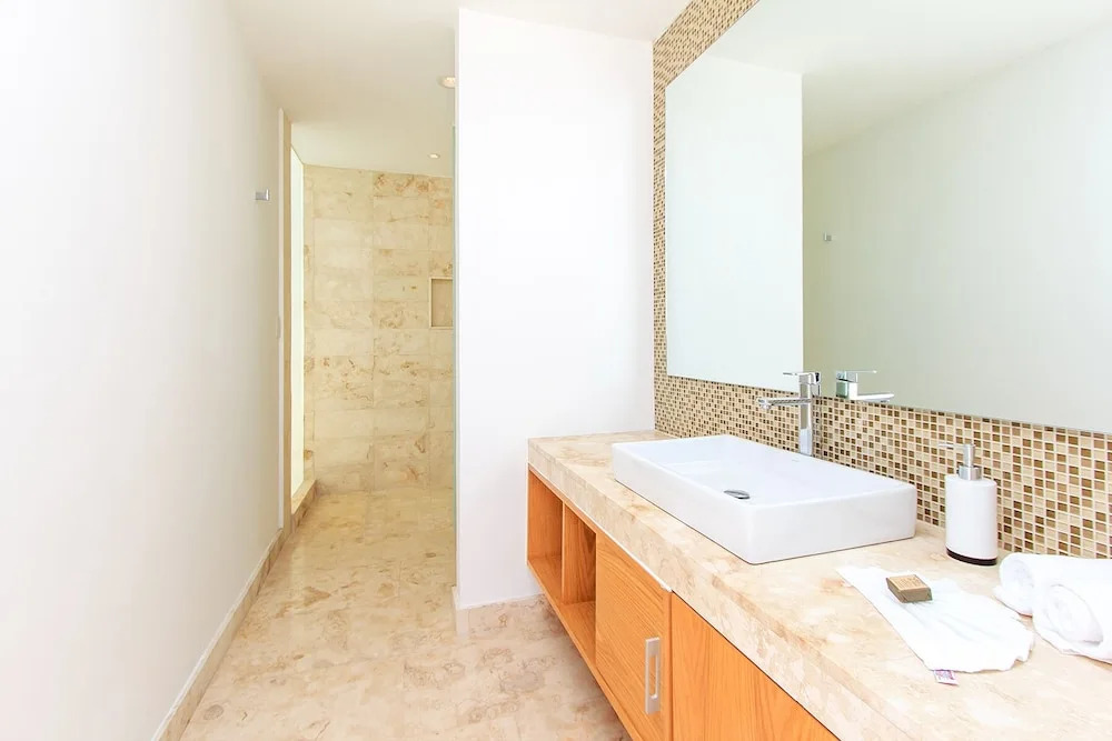A-Nah Apartments, Rooftop Pool, walking distance to 5th avenue
