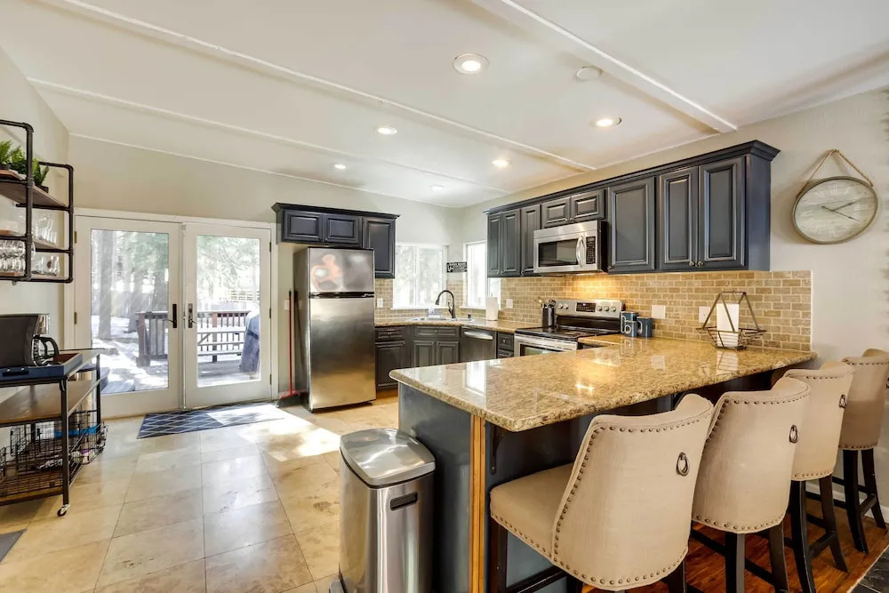 6 Mi to Lake Tahoe: Home w/ Hot Tub & Views!