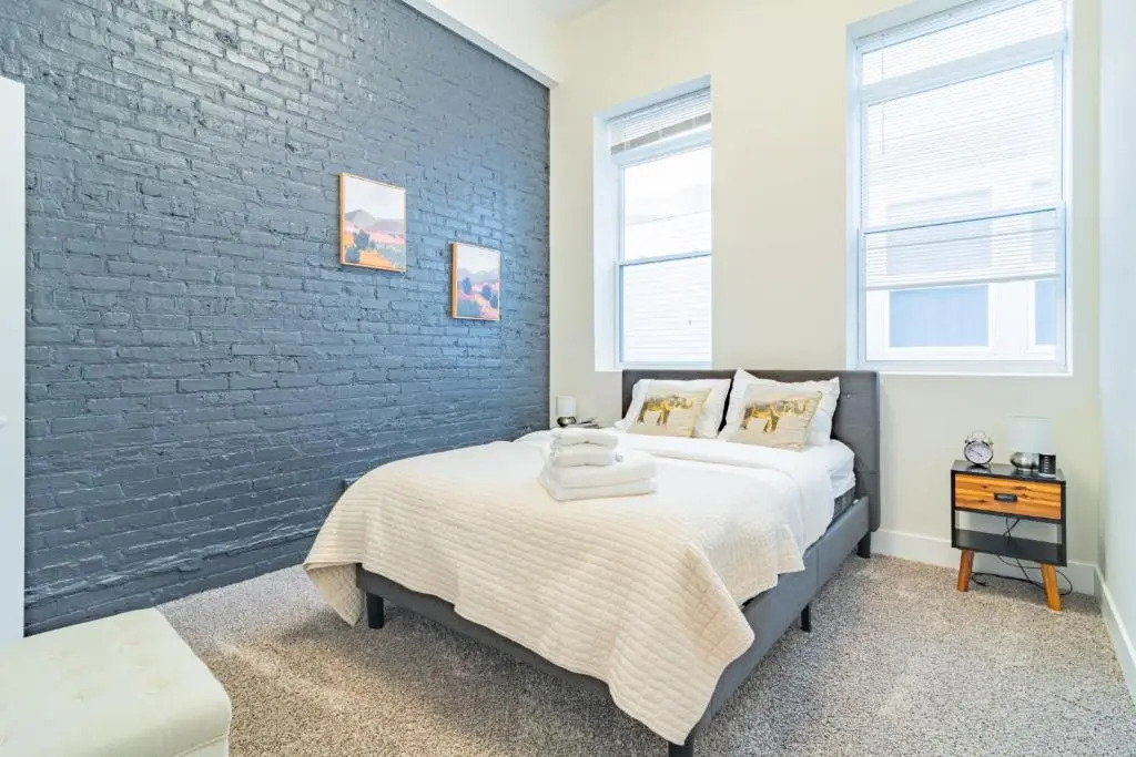 McCormick Place modern and cosy 420 friendly gem on Michigan avenue with optional parking for 6 guests