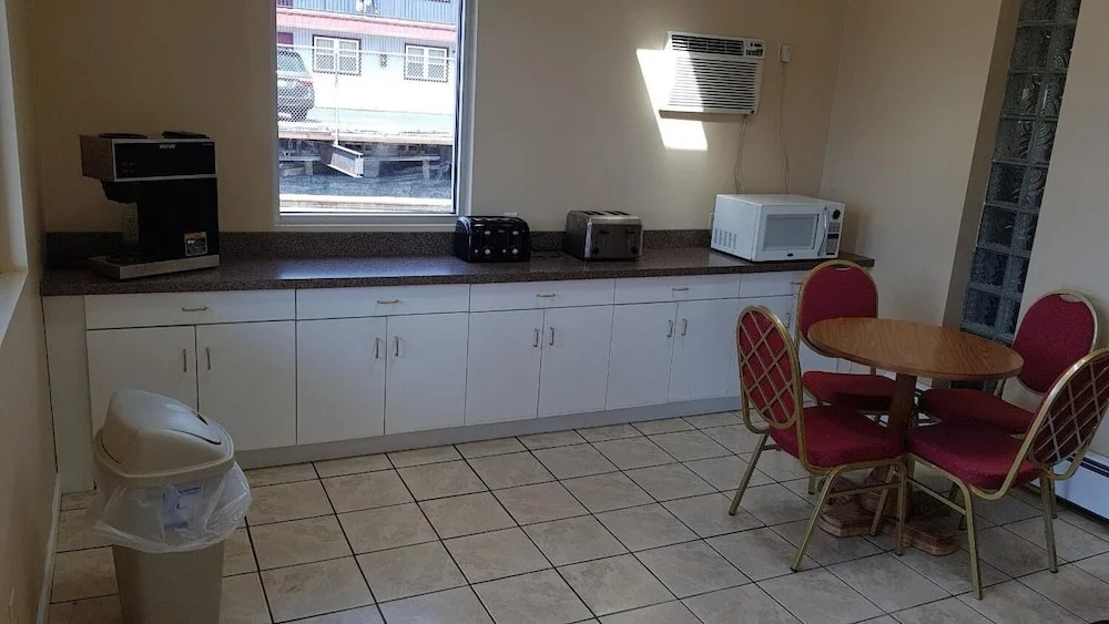 Utica Rest Inn