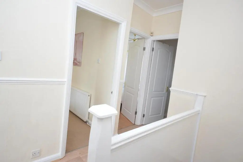 London Deluxe 3 Bedroom House with parking space