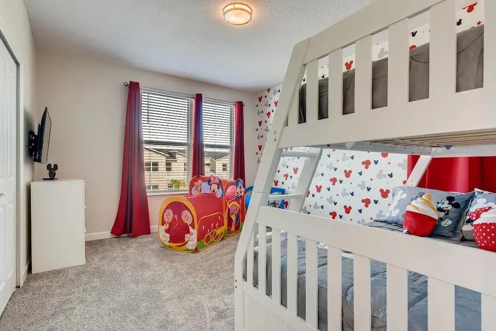8992 CC - Exquisite 5 Bed Single Family