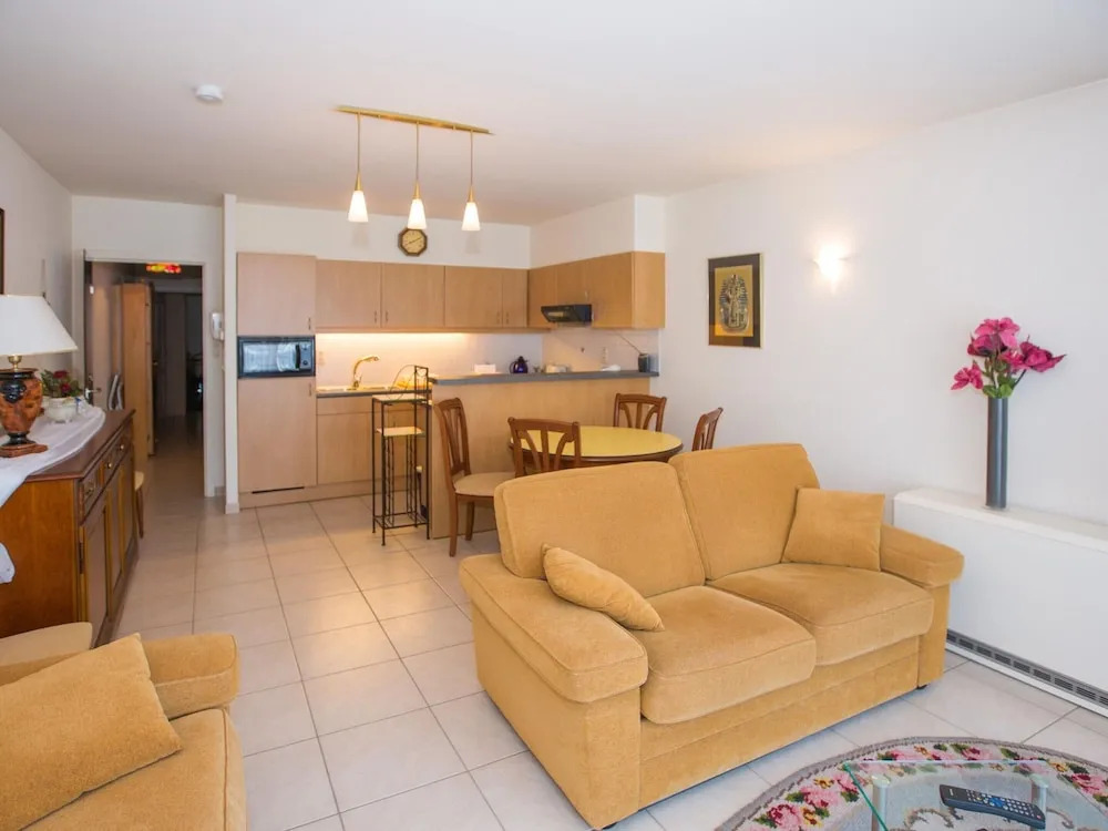 Apartment Near Zeedijk With Sea View