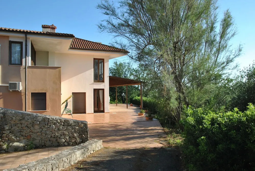 Suite on hill, air-conditioned apartment in villa with outdoor patio