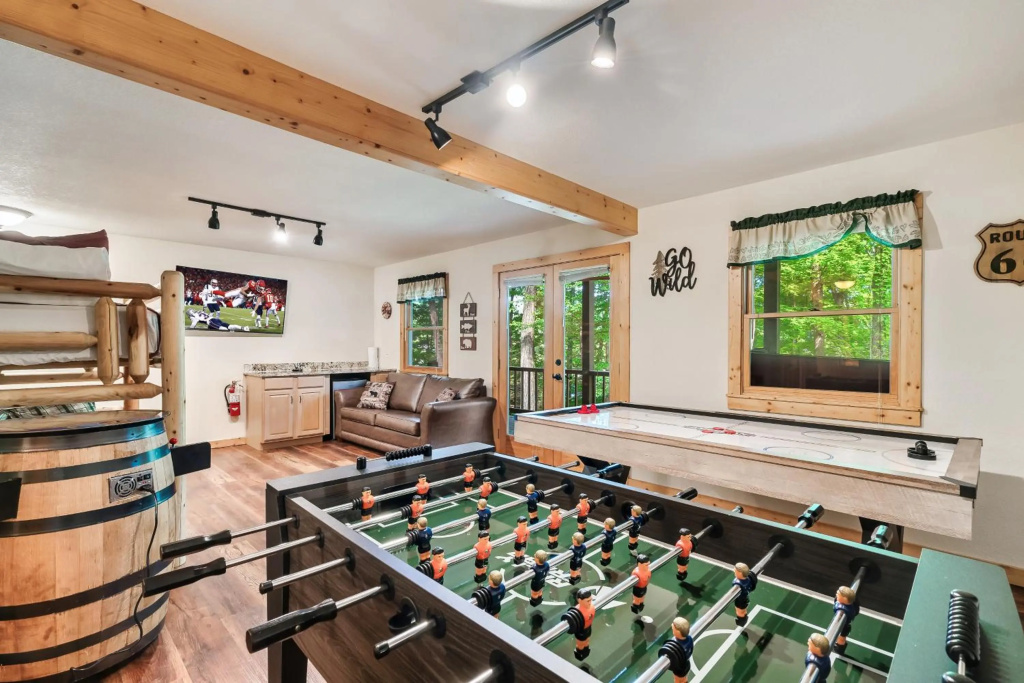 New! Private Cabin with Hot Tub 3/3 w/Game Room! Wears Valley