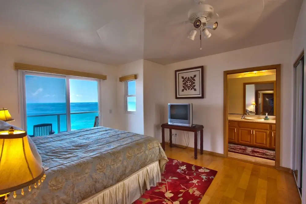 Hale Honu Oceanfront by RedAwning
