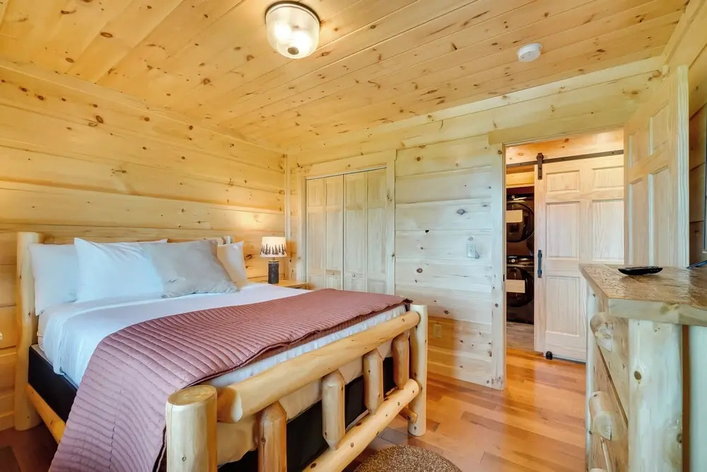 Gorgeous Gatlinburg Cabin: Large Deck & Hot Tub!