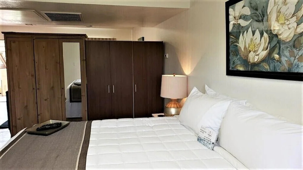 Park Suites at 104 - One Bedroom Apartment