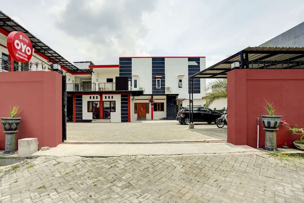 RedDoorz Syariah at Homestay Bougenville near Taman Alun-Alun Kota Lamongan