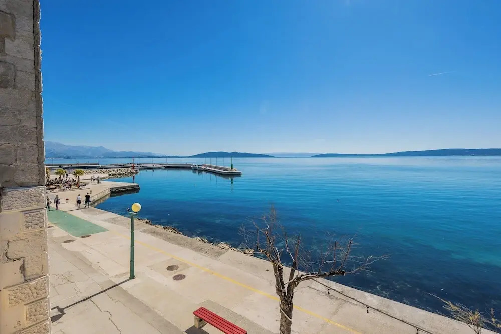 Spacious seafront apartments Karlo