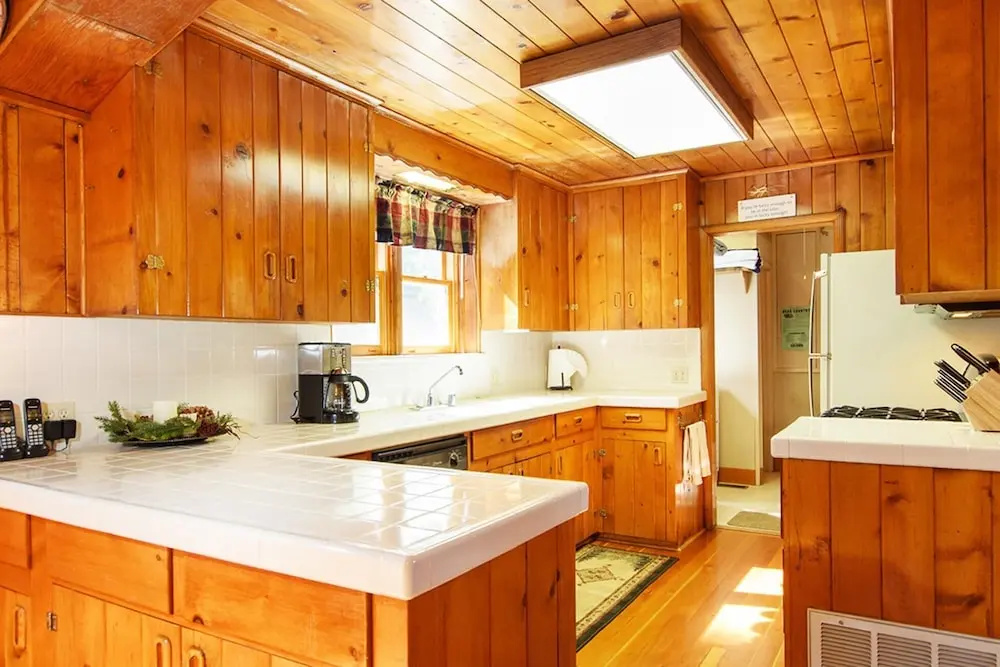 1545 West Lake Getaway - HOT Tub, Walk to Lake & Sunnyside