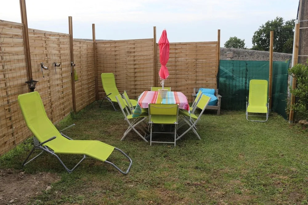 House With 2 Bedrooms in Saint-estèphe, With Enclosed Garden and Wifi