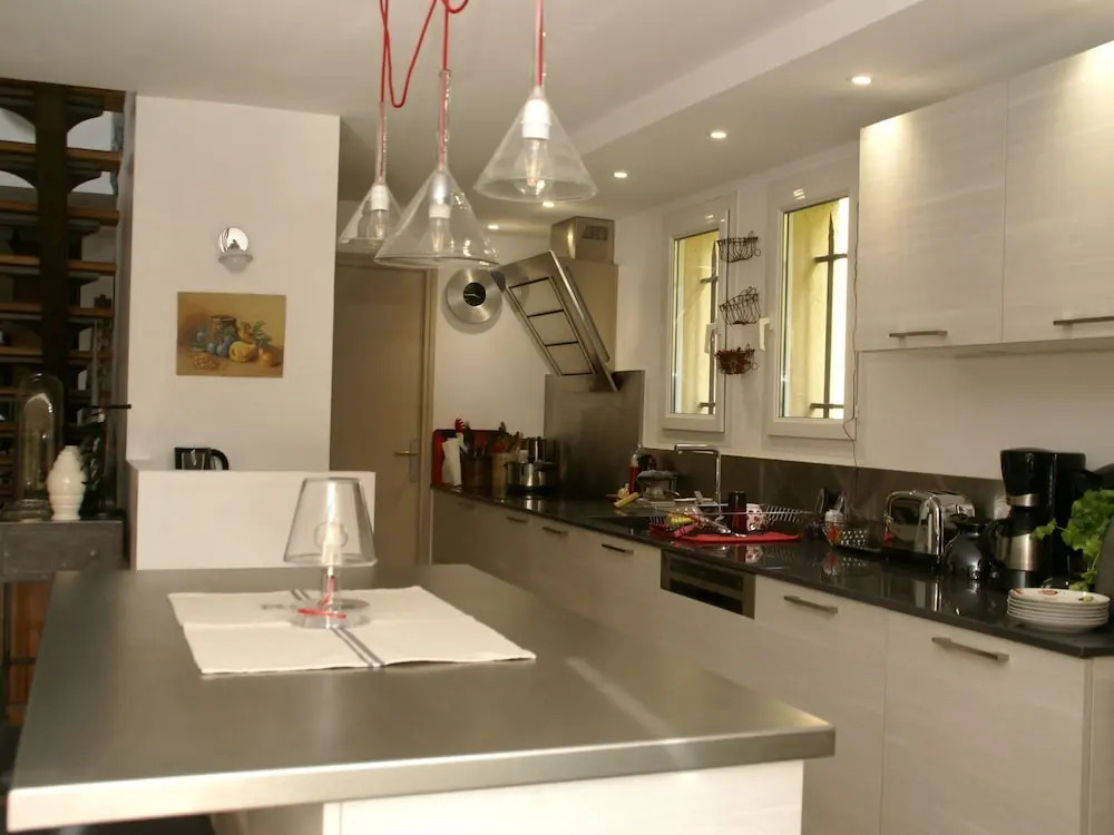 Amazing Holiday Home With Pool in Aix-en-provence