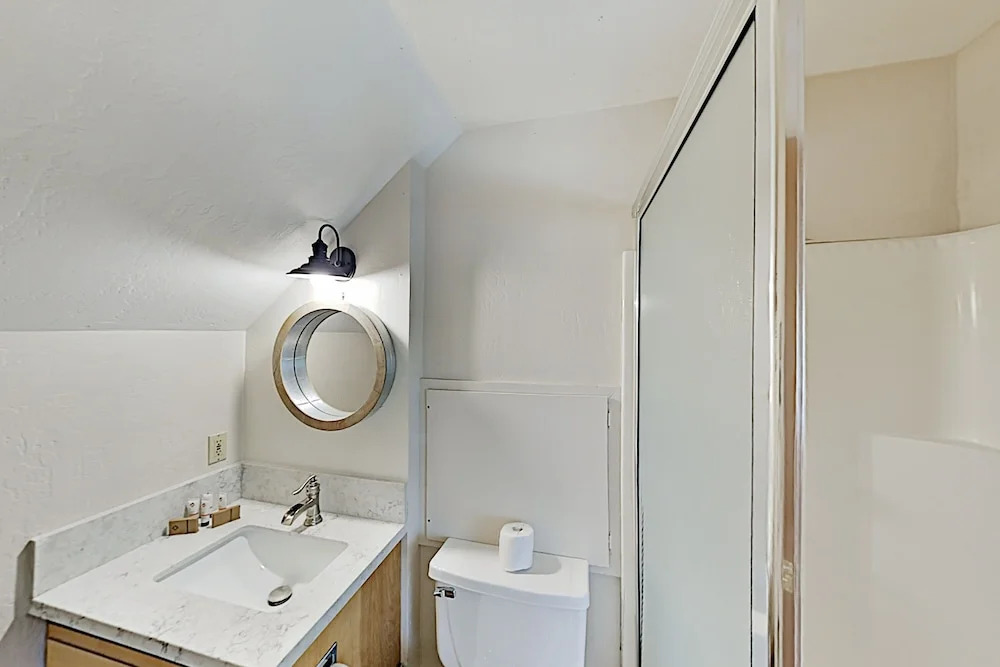 New Listing! All-suite Forest W/ Hot Tub 3 Bedroom Home