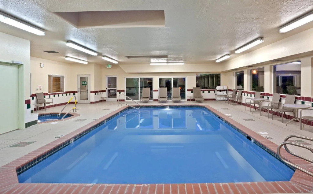 Holiday Inn Express Hotels & Suites Burlington by IHG