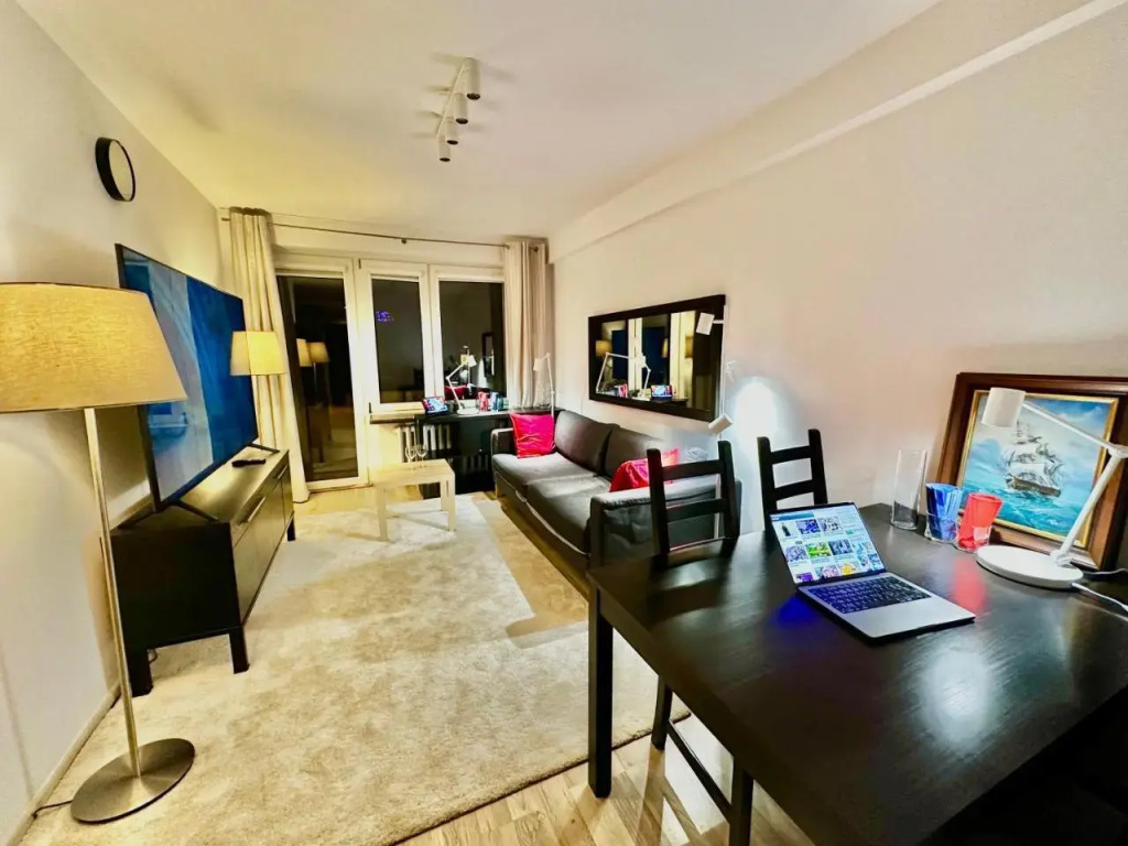 DECOR 2 metro fast WiFI 55’TV Netflix HBO cozy
