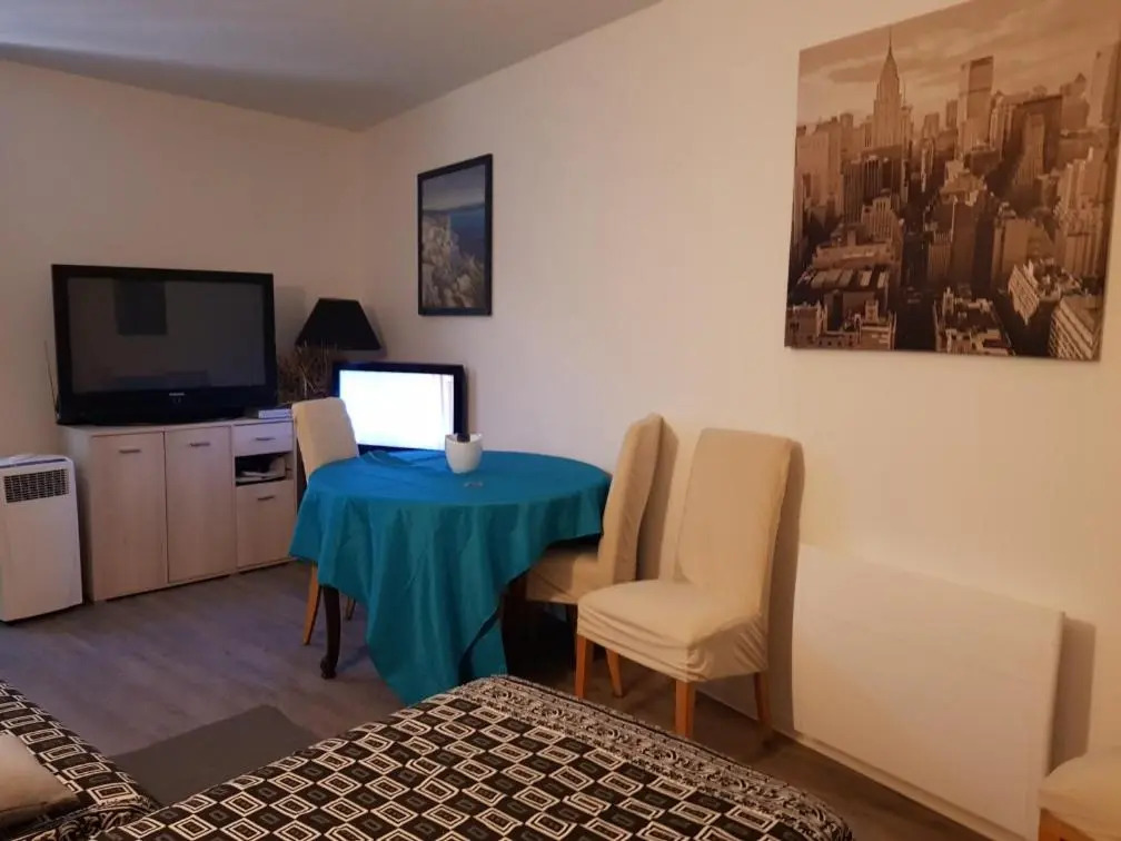 VIEILLE VILLE D AJACCIO POUR 3 PERs A 300M DU PORT ET A 15 MN DE LAEROPORT PROCHES DE PLUS BELLES PLAGES ET TTES COMMODITES A PROXIMITE