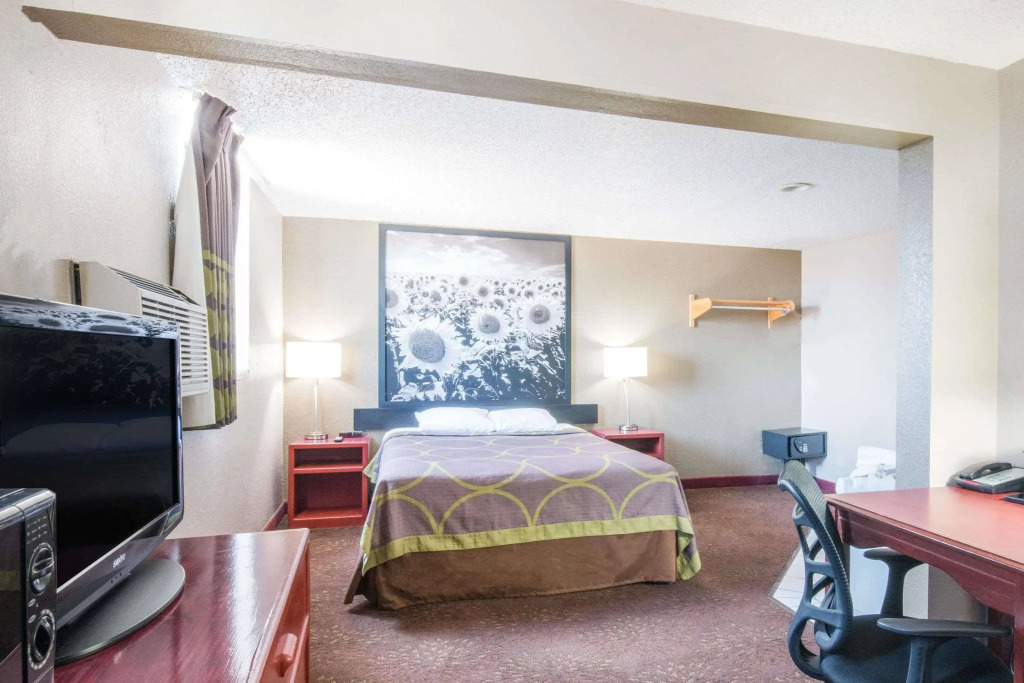 Super 8 by Wyndham Jamestown