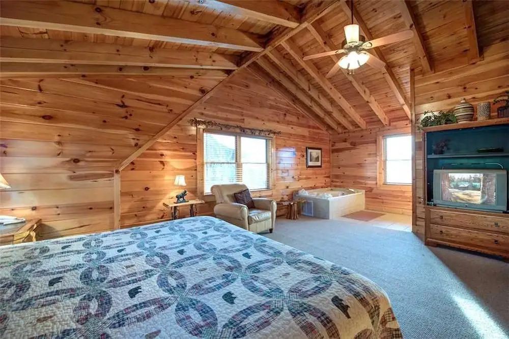 Mountain Paws Retreat 5 Bedroom Home with Hot Tub